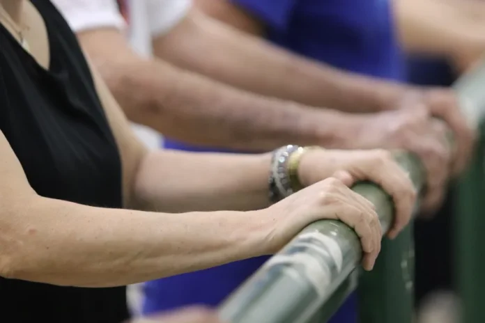 Unesc amplia debate sobre fibromialgia no Fevereiro Roxo Pacientes realizam exercícios físicos orientados com o auxílio de uma barra de apoio, parte fundamental do manejo da dor e fadiga na fibromialgia.