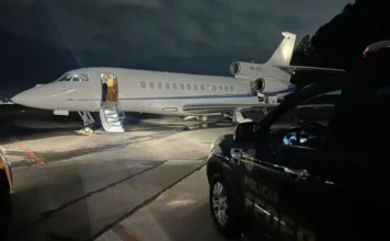 Venda de jato de Daniel Vorcaro atrai mercado de luxo Jato executivo estacionado em pista de pouso durante a noite sob vigilância. A imagem remete ao universo das aeronaves de alto valor, como o modelo de Daniel Vorcaro citado no texto.
