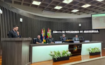 Vereador questiona nova licitação do Hospital de Araranguá Vereador Samuca durante pronunciamento na Câmara Municipal de Araranguá sobre a gestão do Hospital Regional.