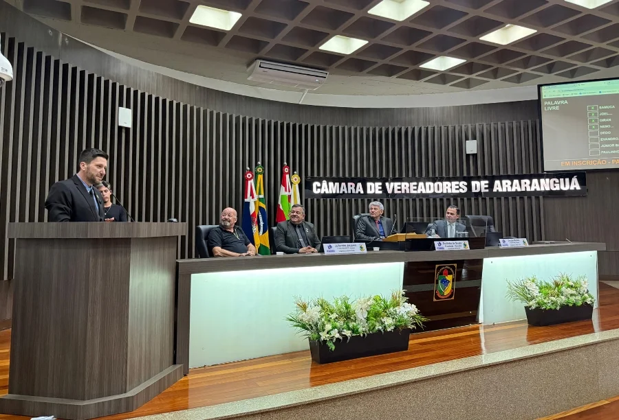 Vereador questiona nova licitação do Hospital de Araranguá Vereador Samuca durante pronunciamento na Câmara Municipal de Araranguá sobre a gestão do Hospital Regional.
