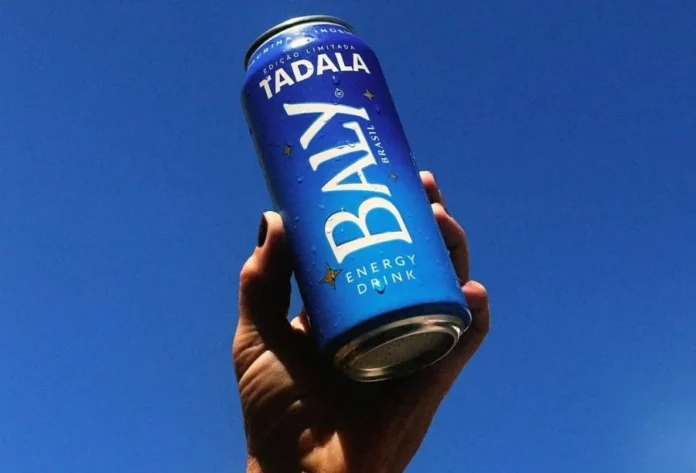 Vigilância Sanitária de SC ordena recolhimento de bebida Embalagem do produto Baly Tadala em primeiro plano; o item foi alvo de edital de apreensão por apresentar representações gráficas que podem induzir o consumidor ao erro.