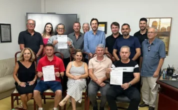 Vila São José ganha nova praça pública em Araranguá Grupo de autoridades e representantes da comunidade de Araranguá, incluindo o prefeito Cesar Cesa, posam para foto oficial segurando o documento da Ordem de Serviço para a construção da nova praça pública no bairro Vila São José.