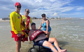 Após AVC, idoso volta ao mar com apoio do Praia Acessível