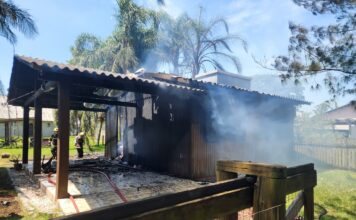 Incêndio atinge casa de madeira no Bairro Januário, em Sombrio
