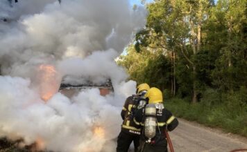 Incêndio destrói veículo em Passo de Torres