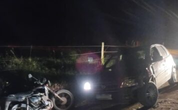 Colisão entre carro e moto deixa ferido em Pedras Grandes