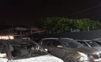 Incêndio atinge três veículos em revenda em Içara