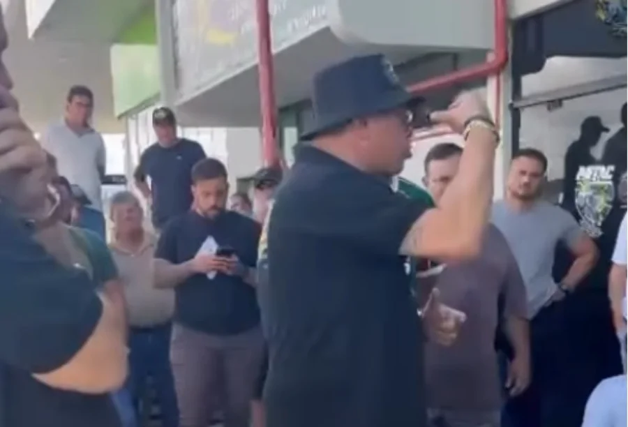 Representantes da ANTC e caminhoneiros reunidos em frente à sede da associação em Itajaí (SC) durante mobilização para a paralisação nacional da categoria contra o preço do diesel e fretes.
