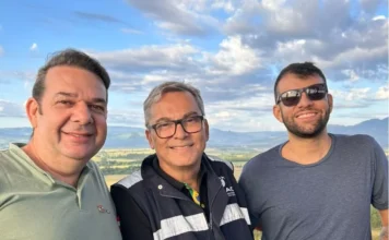 Anac fiscaliza segurança do balonismo em Praia Grande Representantes da ANAC, incluindo o diretor Luiz Ricardo de Souza Nascimento (ao centro, vestindo colete oficial), posam durante voo de balão em Praia Grande, SC. A imagem destaca a fiscalização de segurança e a aplicação das novas regras do balonismo durante a Expocanyon.