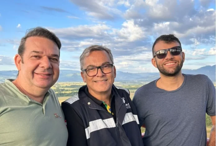 Anac fiscaliza segurança do balonismo em Praia Grande Representantes da ANAC, incluindo o diretor Luiz Ricardo de Souza Nascimento (ao centro, vestindo colete oficial), posam durante voo de balão em Praia Grande, SC. A imagem destaca a fiscalização de segurança e a aplicação das novas regras do balonismo durante a Expocanyon.