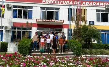 Araranguá planeja workshop para fortalecer turismo local Integrantes do COMTUR de Araranguá reunidos em frente à sede da Prefeitura Municipal, a Cidade das Avenidas, durante planejamento do workshop de turismo e plano de trabalho bienal.