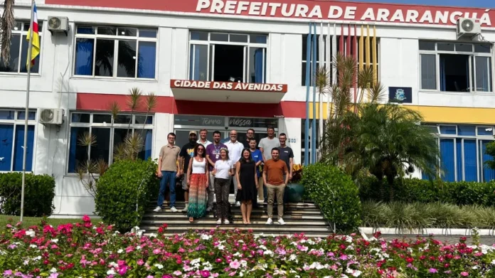 Araranguá planeja workshop para fortalecer turismo local Integrantes do COMTUR de Araranguá reunidos em frente à sede da Prefeitura Municipal, a Cidade das Avenidas, durante planejamento do workshop de turismo e plano de trabalho bienal.