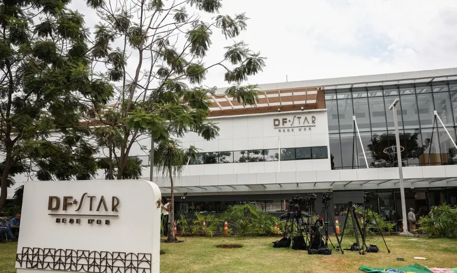 Bolsonaro apresenta melhora em quadro de broncopneumonia Fachada do Hospital DF Star em Brasília com logomarca da Rede D'Or e equipamentos de imprensa, como câmeras e tripés, posicionados no gramado durante a cobertura jornalística da internação do ex-presidente Jair Bolsonaro.