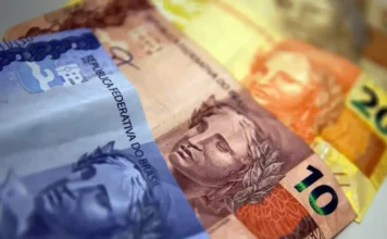 Brasil segue em 2º lugar no ranking mundial de juros reais Imagens de notas de reais simulando os juros