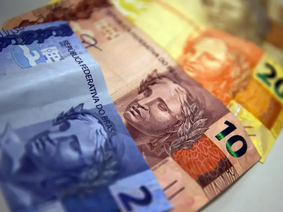 Imagens de notas de reais simulando os juros