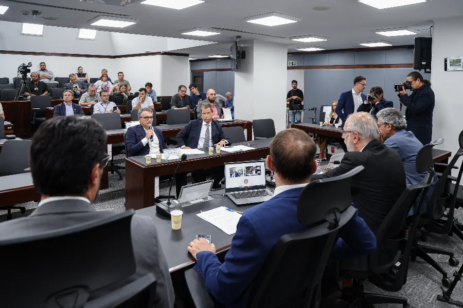 Reunião da CPI das Rodovias na Assembleia Legislativa do Rio Grande do Sul (ALRS) mostra o diretor-presidente da CSG, Ricardo Peres, prestando depoimento sobre contratos de concessão, investimentos em infraestrutura e sistema de pedágios no RS.