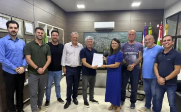 Câmara de Araranguá recebe projeto com 2.500 assinaturas Representantes da Associação Amai-vos entregam projeto de lei de iniciativa popular ao presidente da Câmara de Araranguá, Paulinho Souza. O grupo está reunido em gabinete oficial segurando o documento que solicita remissão de IPTU para o antigo Cidade Alta Center.
