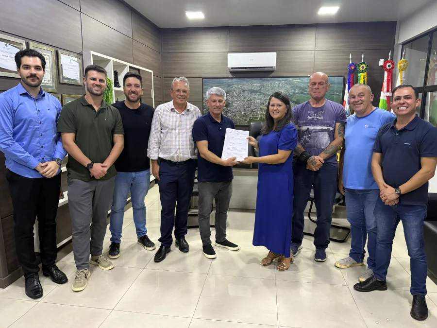 Câmara de Araranguá recebe projeto com 2.500 assinaturas Representantes da Associação Amai-vos entregam projeto de lei de iniciativa popular ao presidente da Câmara de Araranguá, Paulinho Souza. O grupo está reunido em gabinete oficial segurando o documento que solicita remissão de IPTU para o antigo Cidade Alta Center.