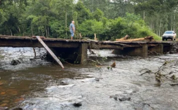 Chuva forte causa estragos e isola moradores em Jacinto Machado Ponte de madeira com estrutura danificada após fortes chuvas e enxurrada em Jacinto Machado, no interior de Santa Catarina, evidenciando os estragos na infraestrutura rural.
