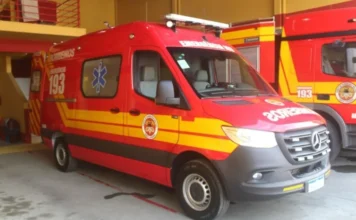 Ciclista de 29 anos fica ferida após colisão em Araranguá Ambulância moderna do Corpo de Bombeiros Militar de Santa Catarina (CBMSC), idêntica à ASU-549 que atendeu a ocorrência, estacionada em quartel. Viatura de socorro e emergência 193, modelo Mercedes-Benz Sprinter, pronta para atendimento de acidentes de trânsito em Araranguá e região.