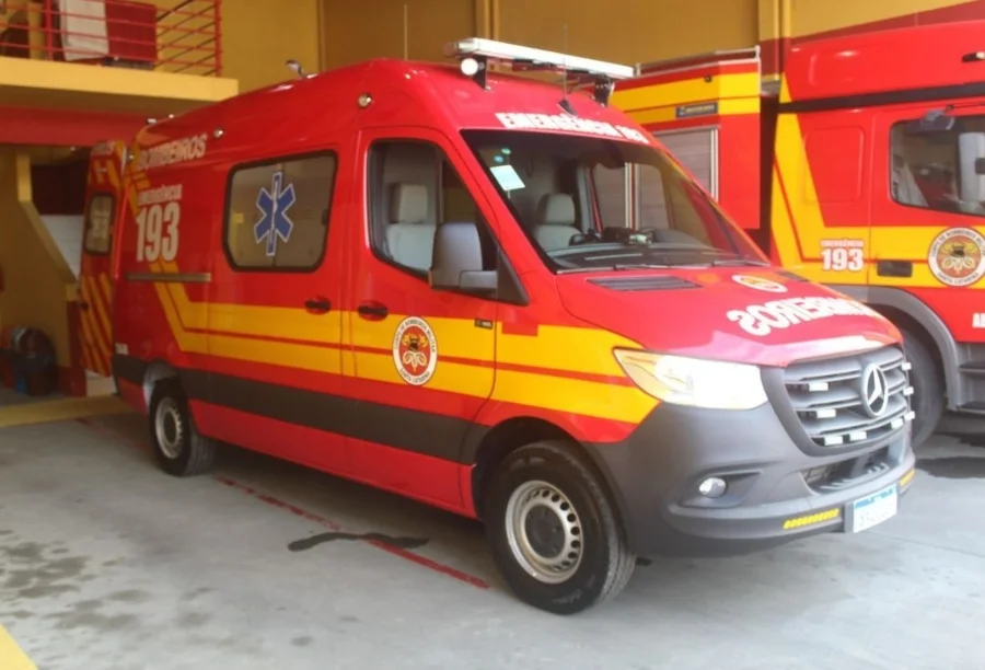 Ambulância moderna do Corpo de Bombeiros Militar de Santa Catarina (CBMSC), idêntica à ASU-549 que atendeu a ocorrência, estacionada em quartel. Viatura de socorro e emergência 193, modelo Mercedes-Benz Sprinter, pronta para atendimento de acidentes de trânsito em Araranguá e região.
