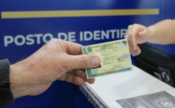 Criciúma emite 5 mil identidades no posto da Rua Coberta Pessoa segura nova Carteira de Identidade em frente ao balcão de atendimento do Posto de Identificação (Pedic) em Criciúma, Santa Catarina.