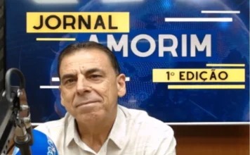 Fé e superação: Pastor Célio Timboni compartilha milagre Pastor Célio Timboni durante entrevista exclusiva ao Jornal Amorim na Rádio 102.9 FM. O líder religioso aparece de camisa clara no estúdio, falando sobre seu testemunho de fé e superação após sobreviver a um grave acidente.