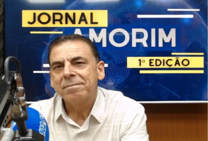Fé e superação Pastor Célio Timboni compartilha milagre Pastor Célio Timboni durante entrevista exclusiva ao Jornal Amorim na Rádio 102.9 FM. O líder religioso aparece de camisa clara no estúdio, falando sobre seu testemunho de fé e superação após sobreviver a um grave acidente.
