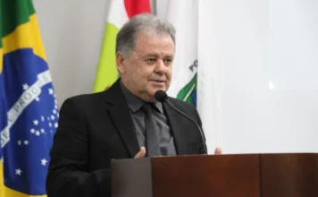 Forquilhinha: Câmara pede fiscalização no preço do diesel Vereador Célio Elias falando no púlpito da Câmara Municipal de Forquilhinha durante sessão legislativa.