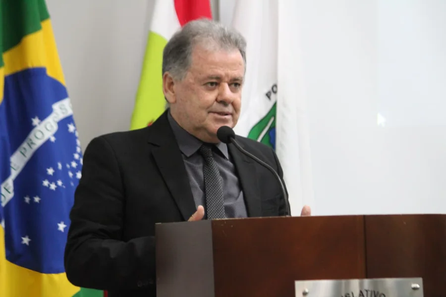 Vereador Célio Elias falando no púlpito da Câmara Municipal de Forquilhinha durante sessão legislativa.