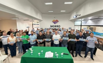 Frente parlamentar define metas para o Rio Urussanga Lideranças políticas e prefeitos do Sul catarinense reunidos em Morro da Fumaça segurando cartazes com os dizeres "Rio Urussanga: Limpeza e Desassoreamento Já!" durante encontro da Frente Parlamentar.