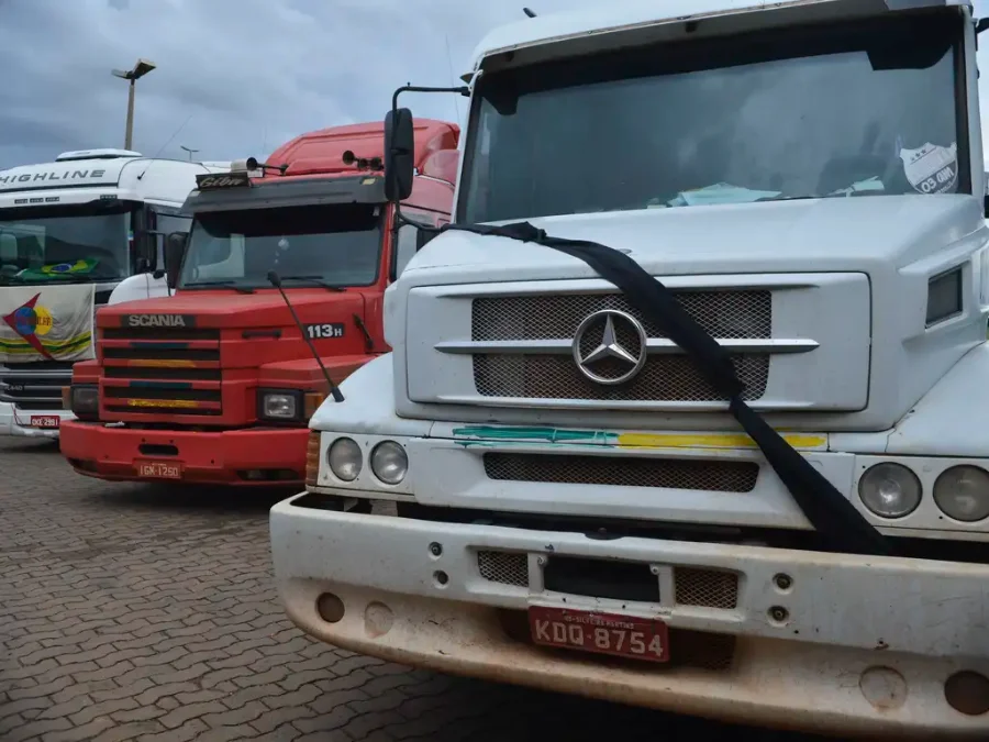 Fila de caminhões parados em rodovia brasileira durante o dia, ilustrando a logística de transporte de cargas e a mobilização de caminhoneiros contra a alta do diesel.