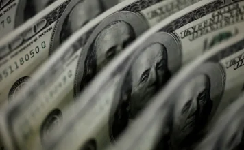 Dólar sobe e se aproxima de R$ 5,25 em dia de tensão global