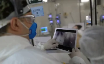 Bolsonaro é internado com broncopneumonia em Brasília