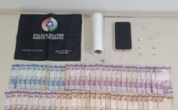 Mulher é presa por tráfico de drogas em Araranguá