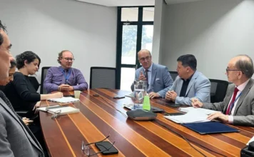 Ibama libera etapa final de pavimentação na Serra do Faxinal Deputado Estadual Zé Milton em reunião formal em Brasília, na sede do Ibama, discutindo a alternativa técnica para destravar a conclusão da pavimentação da Serra do Faxinal.