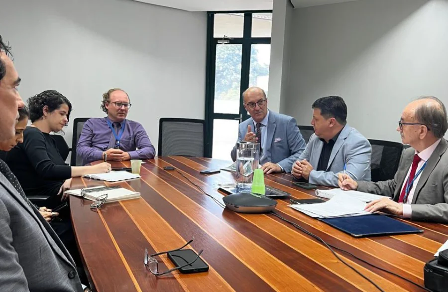 Ibama libera etapa final de pavimentação na Serra do Faxinal Deputado Estadual Zé Milton em reunião formal em Brasília, na sede do Ibama, discutindo a alternativa técnica para destravar a conclusão da pavimentação da Serra do Faxinal.