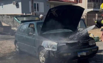 Incêndio atinge carro no bairro Saturno em Forquilhinha Bombeiro militar combate incêndio no compartimento do motor de um Volkswagen Golf verde em Forquilhinha. A imagem mostra o capô aberto com fumaça e o jato de água sendo aplicado para o resfriamento do veículo na Rua das Extremosas.