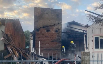 Incêndio destrói casa no bairro Mato Alto em Araranguá Dois bombeiros do CBMSC combatem incêndio em residência no bairro Mato Alto, em Araranguá, SC, entre escombros e paredes de tijolos carbonizados. Foto mostra destruição da casa após o fogo.