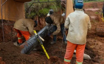 Interiorização do gás natural avança em Santa Catarina Trabalhadores de obras instalam uma tubulação de gasoduto da SCGÁS em uma vala de terra vermelha, parte da expansão da infraestrutura de gás natural na Serra Catarinense para atender indústrias em Lages e Palmeira.