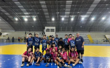 José do Patrocínio vence JEMS e avança para microrregional Equipes de base de futsal da Escola José do Patrocínio, de Siderópolis, posam com medalhas e troféus no Ginásio Antônio Espíndola Ramiro, celebrando a classificação para a etapa microrregional do JEMS 2026.