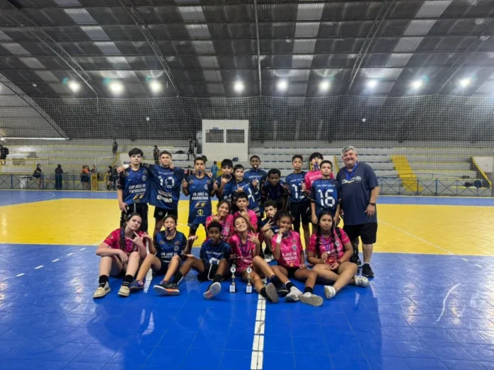 José do Patrocínio vence JEMS e avança para microrregional Equipes de base de futsal da Escola José do Patrocínio, de Siderópolis, posam com medalhas e troféus no Ginásio Antônio Espíndola Ramiro, celebrando a classificação para a etapa microrregional do JEMS 2026.