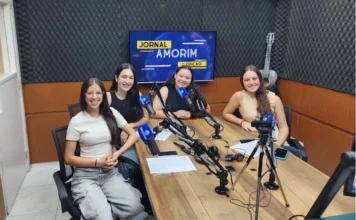 Jovens debatem a importância da saúde mental Jovens estudantes Maria Rosa, Maria Clara, Brenda Oliveira e Laisa Zanatta em estúdio de rádio durante debate.