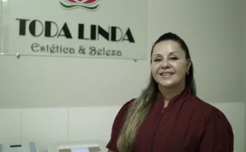 Juro Zero destina R$ 292 milhões para MEIs catarinenses Retrato de Ana Paula Garcia Beumer, beneficiária do crédito Juro Zero, sorrindo em frente ao letreiro de sua clínica 'Toda Linda Estética & Beleza' em Biguaçu, SC.