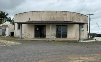 MPSC encontra abandono em cemitério de Sombrio Fachada externa da Capela Mortuária do Cemitério Municipal de Sombrio com paredes sujas e sinais de desgaste na estrutura.