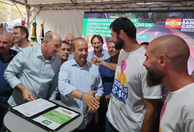 Governador Jorginho Mello cumprimenta representante dos ciclistas durante assinatura da ordem de servi&ccedil;o da ciclovia na SC-447.