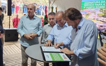 Nova ponte sobre o Rio Araranguá recebe ordem de serviço Prefeito Cesar Cesa assina ordem de serviço para a construção da quarta ponte sobre o Rio Araranguá ao lado do governador Jorginho Mello.