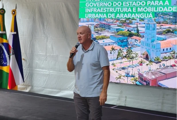 Prefeito de Balne&aacute;rio Arroio do Silva, Evandro Scaini, discursa durante cerim&ocirc;nia de assinatura da ciclovia da rodovia SC-447.