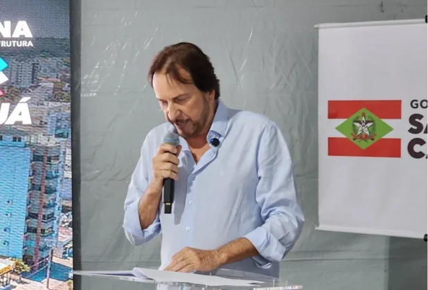 Prefeito Cesar Cesa discursa em palanque durante lan&ccedil;amento da pedra fundamental da quarta ponte do Rio Ararangu&aacute;.