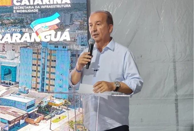 Governador Jorginho Mello fala ao microfone sobre investimentos estaduais em pontes e seguran&ccedil;a vi&aacute;ria em Santa Catarina.